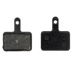 Detailný záber na bicyklové kotúčové brzdové doštičky Kukirin, zobrazenie prednej a zadnej strany pre dôkladnú kontrolu. Zaručuje hladké a bezpečné jazdenie.